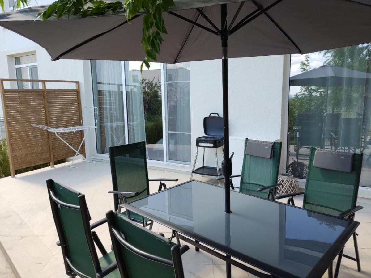 Las Brisas Garden Apartment Burgasz Kültér fotó